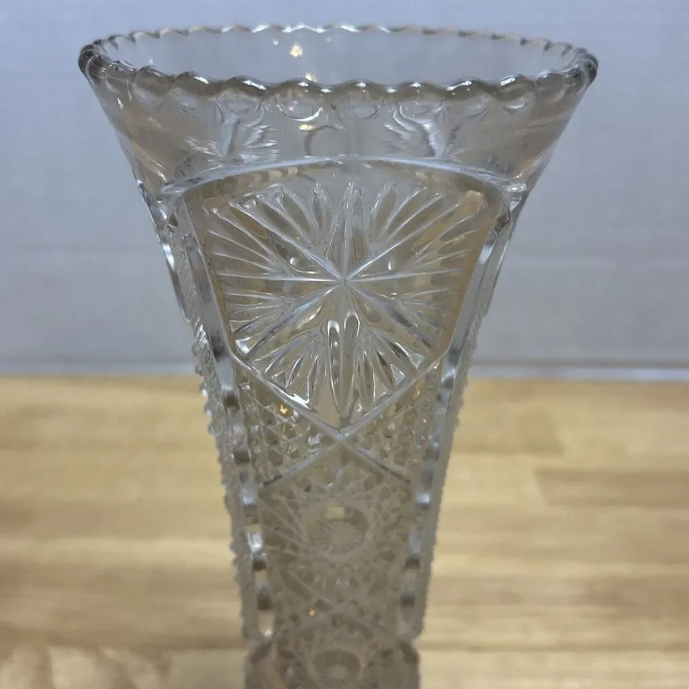 Vintage Clear Cut Glass Diamond Point/Starburst Pattern Scalloped Edge Vase